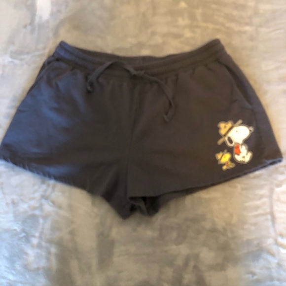 Wpmen's Gray Peanut's Sweatshorts with Snoopy, Size XL - Picture 1 of 4